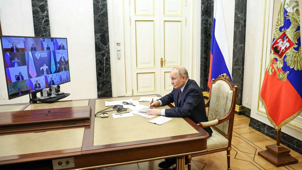 epa12909437 Russian President Vladimir Putin chairs a meeting with members of the government via videoconference at the Kremlin in Moscow, Russia, 23 April 2026.  EPA/ALEXANDER KAZAKOV/SPUTNIK/KREMLIN POOL MANDATORY CREDIT