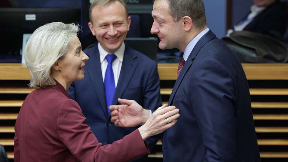 epa12566491 European Commission President Ursula von der Leyen (L), European Commissioner for Budget, Anti-Fraud and Public Administration, Pjotr Serafin (C) and European Commissioner for Agriculture and Food, Christophe Hansen during the weekly meeting of the College of Commissioners, in Brussels, Belgium, 03 December 2025.  EPA/OLIVIER MATTHYS