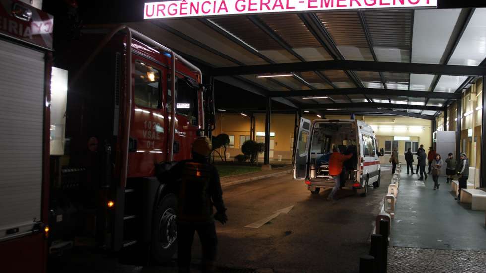 Elementos dos bombeiros à entrada das urgência do Hospital de Leiria devido uma inundação provocada por uma rotura num tubo do segundo andar do serviço da unidade do Centro Hospitalar Leiria-Pombal, que obrigou esta noite à retirada de utentes para outras zonas do edifício, 23 de janeiro de 2013. PAULO CUNHA / LUSA