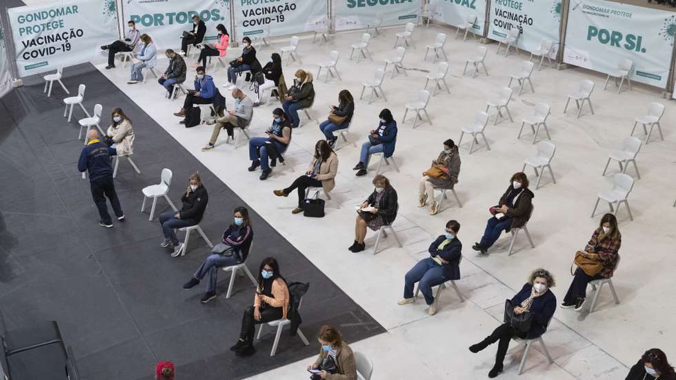 Professores e funcionários do pré-escolar e primeiro ciclo do ensino básico são vacinados no Pavilhão Multiusos de Gondomar, 27 de março de 2021. JOSÉ COELHO/LUSA