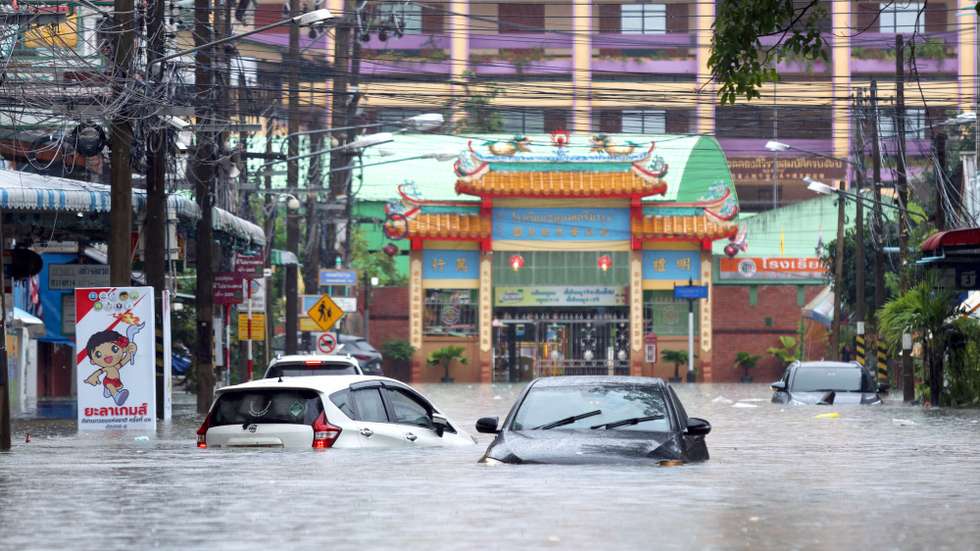 epa11745165 Cars are submerged in water at a flooded street during a downpour in central Yala, southern province, Thailand, 28 November 2024. Seven provinces in southern Thailand are facing severe flooding after heavy rains caused by a strong northeast monsoon, affecting thousands of people and forcing the closure of schools and roads, according to the Department of Disaster Prevention and Mitigation.  EPA/NAKHARIN CHINNAWORNKOMOL