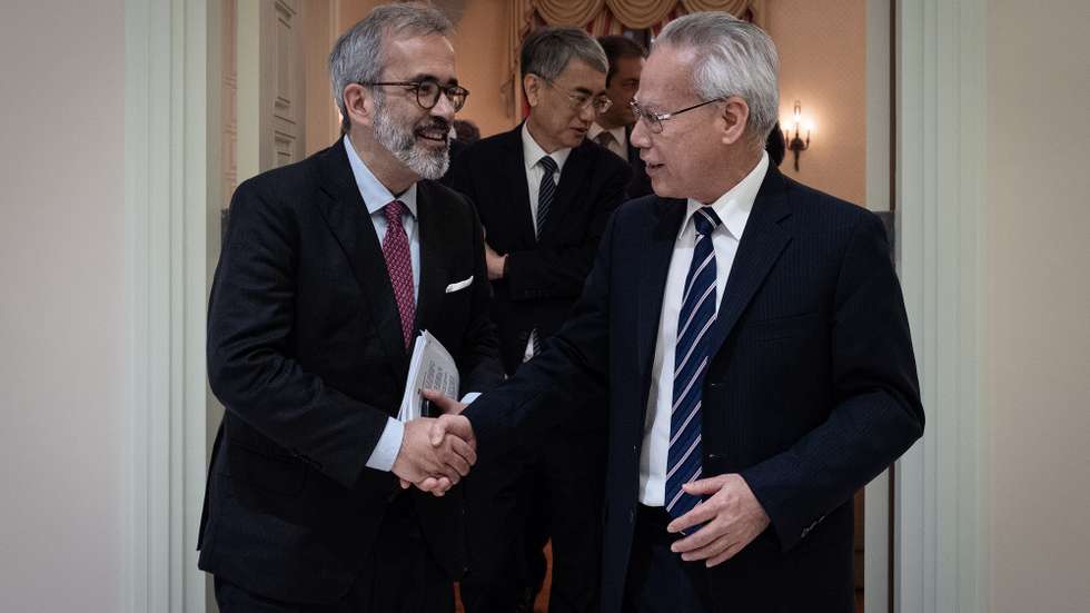 O ministro de Estado e dos Negócios Estrangeiros de Portugal, Paulo Rangel (E), durante o encontro com o Chefe do Executivo da Região Administrativa Especial de Macau, Sam Hou Fai (D) em Macau, China, 28 de março de 2025. GONÇALO LOBO PINHEIRO/LUSA