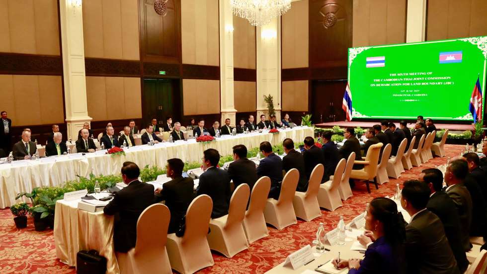 epa12174603 Delegates attend a meeting as part of the 6th meeting of the Cambodia-Thailand Joint Boundary Commission (JBC), in Phnom Penh, Cambodia, 14 June 2025. The meeting aims to reduce tensions along the Thai-Cambodian border after an incident in which a Cambodian soldier was killed on 28 May in an exchange of gunfire with the Thai army on the border area.  EPA/KITH SEREY