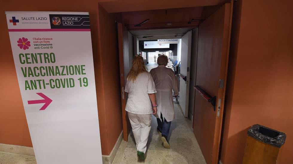 epa09412518 Healthcare personnel at the center for vaccination against COVID-19, established by the local health authority Asl Roma1, at the Auditorium Parco della Musica in Rome, Italy, 13 August 2021. Italy's COVID-19 transmission number has dropped to 1.27 from 1.56 last week, according to a draft of the weekly coronavirus monitoring report of the health ministry and the Higher Health Institute (ISS).  EPA/ETTORE FERRARI