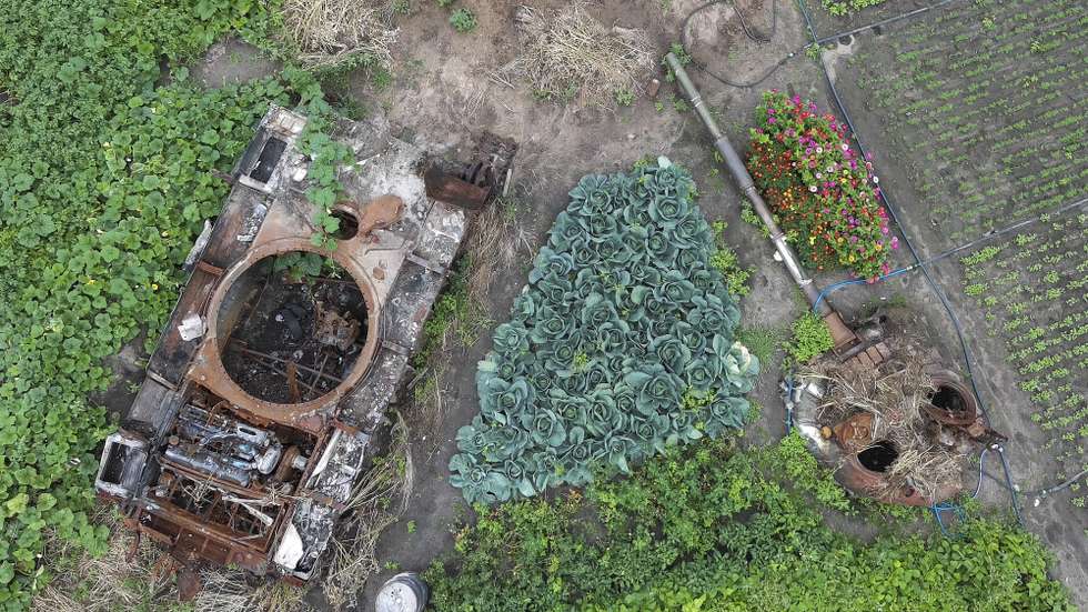 epaselect epa10105676 An aerial photo made from a drone shows vegetables grow around of the debris of a Russian tank at a garden in the village of Velyka Dymerka, Kyiv area, Ukraine, 04 August 2022. The wreckage of the tank remained in the garden after Russian troops were pushed out from the Kyiv region and locals planted flowers and vegetables between its debris. Velyka Dymerka as well as other towns and villages in the northern part of the Kyiv region, became battlefields, heavily shelled, causing death and damage when Russian troops tried to reach the Ukrainian capital of Kyiv in February and March 2022.  EPA/SERGEY DOLZHENKO