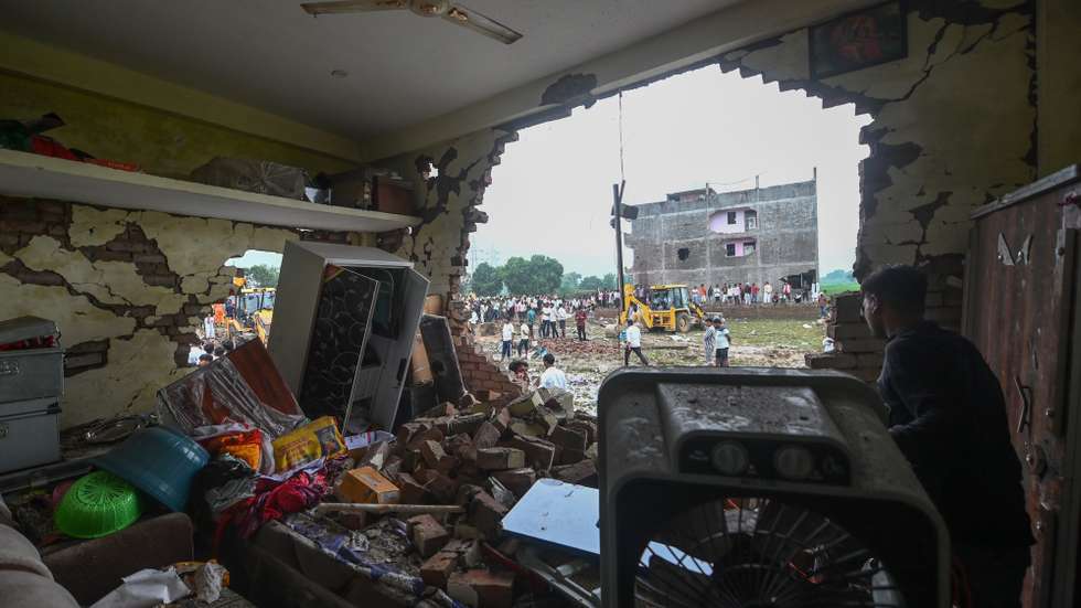epa13202511 A damaged house near the site after an explosion in a firecracker factory in Pipri, Uttar Pradesh state, India, 31 August 2026. The explosion in the  firecracker factory killed more than five people and several injured, according to official sources. The explosion also damaged the nearby houses.  EPA/Prabhat Kumar Verma