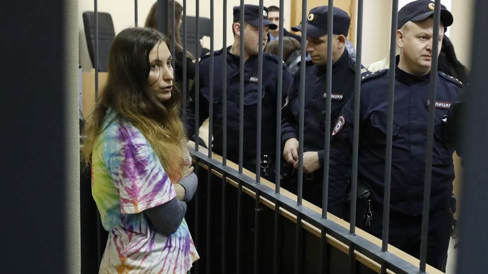 epa10978422 Russian artist and musician Sasha Skochilenko, 33, in the defendant's enclosure during a hearing in the Vasileostrovsky district court in St. Petersburg, Russia, 16 November 2023. Skochilenko has been convicted of spreading false information about the military and sentenced to seven years in prison after replacing several supermarket price tags with slogans criticising Russia's military action in Ukraine.  EPA/ANATOLY MALTSEV