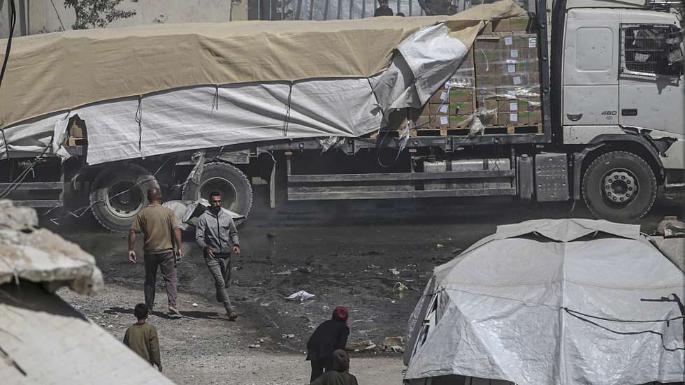 epa12133343 A humanitarian aid truck drives along Al Rashid road into Gaza City, 25 May 2025. The Government Media Office in Gaza reported on 24 May that at least 58 people died due to malnutrition, and 242 others due to a lack of food and medicine since 02 March 2025, when Israel closed border crossings, preventing the entry of essential supplies.  EPA/MOHAMMED SABER