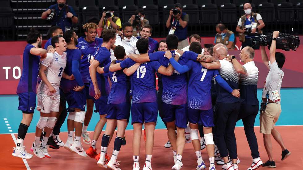epa09404261 Players of France celebrate after defeating Russia in the Men's Volleyball gold medal match of the Tokyo 2020 Olympic Games at the Ariake Arena in Tokyo, Japan, 07 August 2021.  EPA/FAZRY ISMAIL