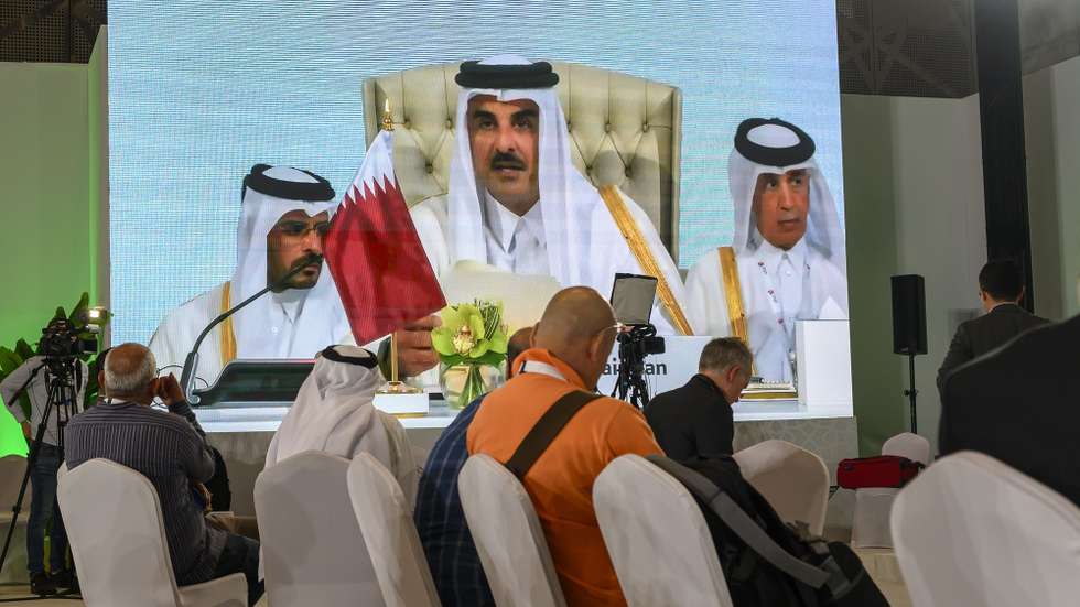 epa12380063 Journalists watch a speech by Qatar's Emir Sheikh Tamim bin Hamad Al-Thani on a screen at the media centre during the opening of the emergency Arab-Islamic summit to discuss the Israeli attack on Qatar in Doha, Qatar, 15 September 2025.  EPA/NOUSHAD THEKKAYIL