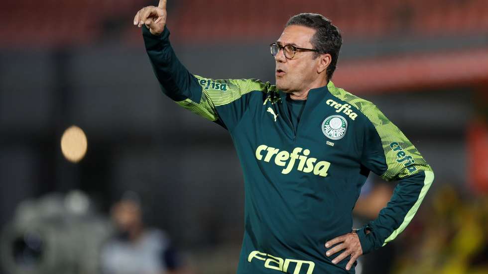 epa08692530 Palmeira's head coach Vanderlei Luxemburgo da Silva reacts during a game of the Group B of the Copa Libertadores between Guarani of Paraguay and Palmeiras of Brazil, at the Defensores del Chaco stadium in Asuncion, Paraguay, 23 September 2020.  EPA/Jorge Saenz / POOL