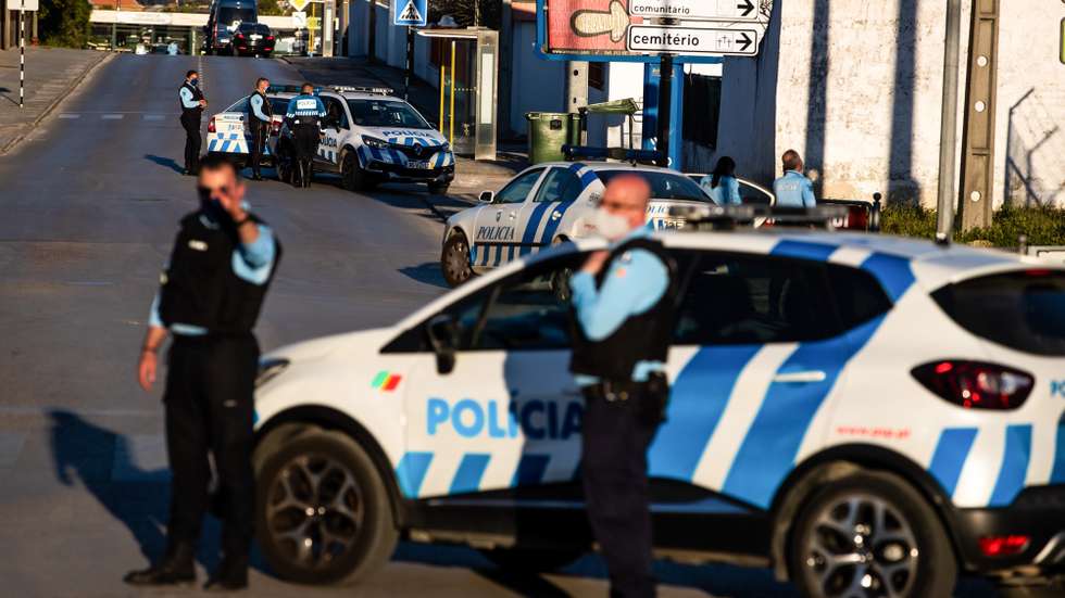 Elementos da Polícia de Segurança Pública (PSP) bloqueiam a estrada para o Bairro da Quinta das Lagoas, em Santa Marta de Corroios, no Seixal, devido a um tumulto entre moradores após o qual a PSP foi recebida a tiro, no Seixal, 23  de março de 2021. JOSÉ SENA GOULÃO/LUSA