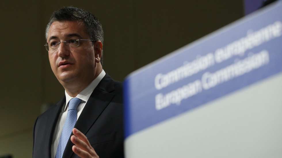 epa08737619 EU President of the Committee of Regions Apostolos Tzitzikostas addresses a press conference with the EU Commissioner-designate for Cohesion and Reforms, on the implementation of the Coronavirus Response Investment Initiative (CRII) in Brussels, Belgium, 12 October 2020.  EPA/FRANCOIS WALSCHAERTS / POOL