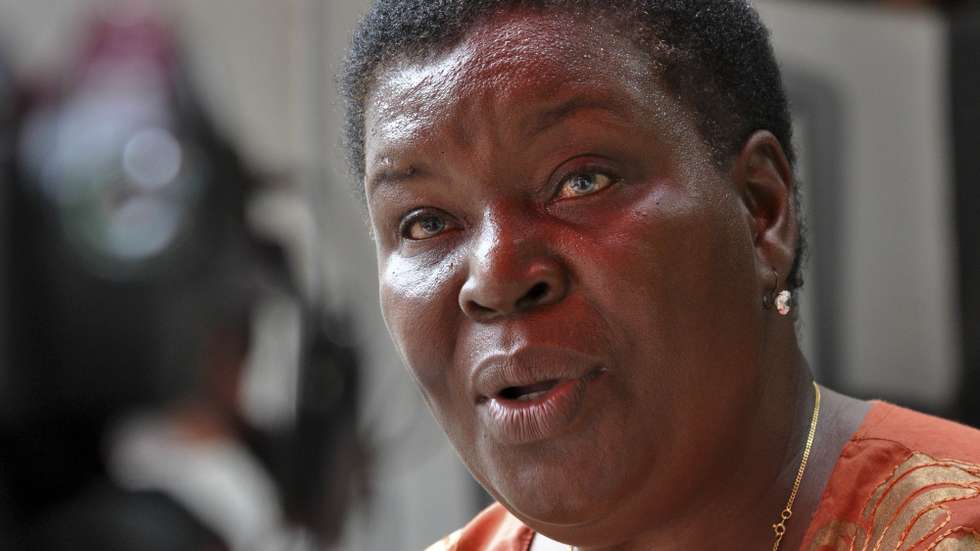 O mais recente livro da escritora moçambicana Paulina Chiziane, "Na mão de Deus", evoca a experiência da autora durante um internamento numa ala psiquiátrica, onde, diz que despertou para a "mediunidade", Maputo, 27 de janeiro de 2013.  (ACOMPANHA TEXTO) ANTONIO SILVA/LUSA