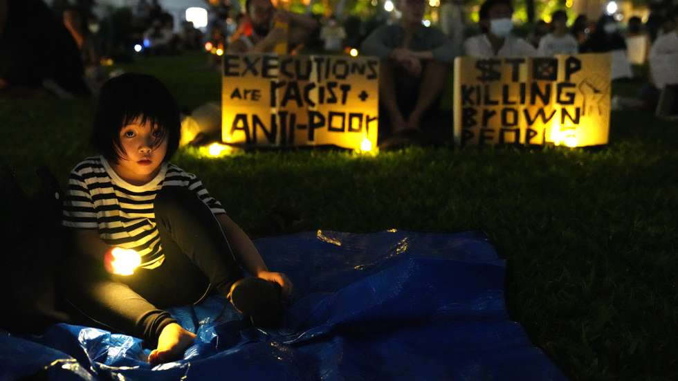 epa09908336 A girl holds a candle during a candlelight vigil against the death penalty for Malaysian national Nagaenthran K. Dharmalingam at the Speakers corner in Hong Lim Park, Singapore, 25 April 2022. Nagaenthran, who was diagnosed as intellectually disabled, was sentenced to death for trafficking 42.72 grams of diamorphine (heroin) into Singapore 11 years ago. He is scheduled to be executed on 27 April 2022 in Singapore.  EPA/HOW HWEE YOUNG