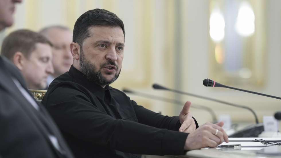 epa12487876 Ukrainian President Volodymyr Zelensky‎ speaks during a joint press conference with Dutch Foreign Minister David van Weel (not pictured) in Kyiv, Ukraine, 28 October 2025, amid the ongoing Russian invasion. Dutch Foreign Minister David van Weel arrived in Kyiv to meet with top Ukrainian officials.  EPA/STRINGER