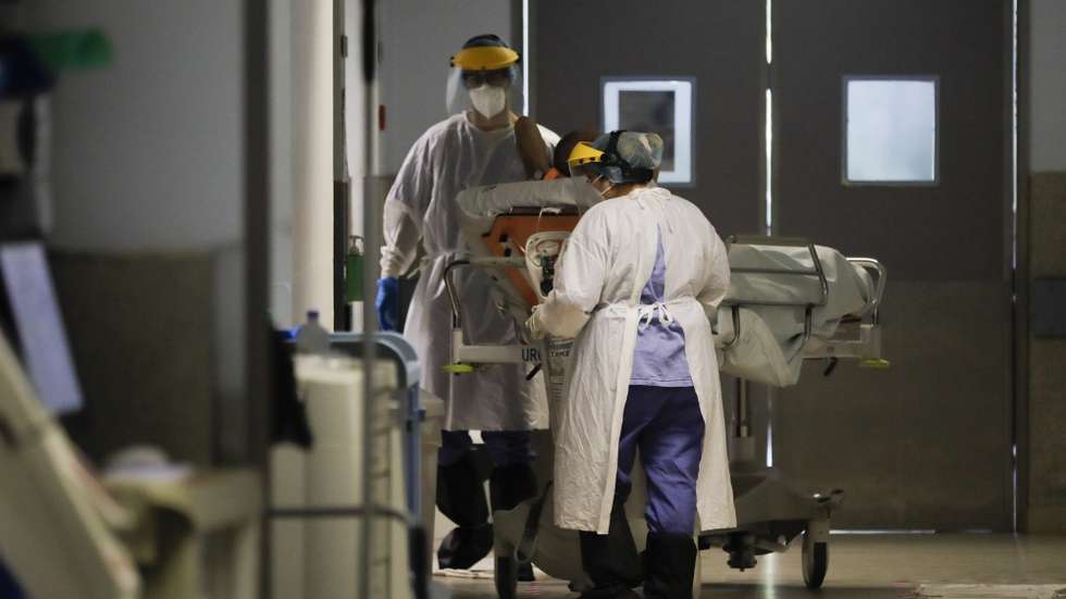 Profissionais de saúde levam um paciente internado na urgência do Hospital Geral dos Covões transformado numa unidade dedicada a doentes covid-19, onde funciona a Urgência, Cuidados Intensivos e Enfermaria de Cuidados Intermédios , 22 maio 2020 em Coimbra. (ACOMPANHA TEXTO DO DIA 25 MAIO 2020).   PAULO CUNHA /LUSA