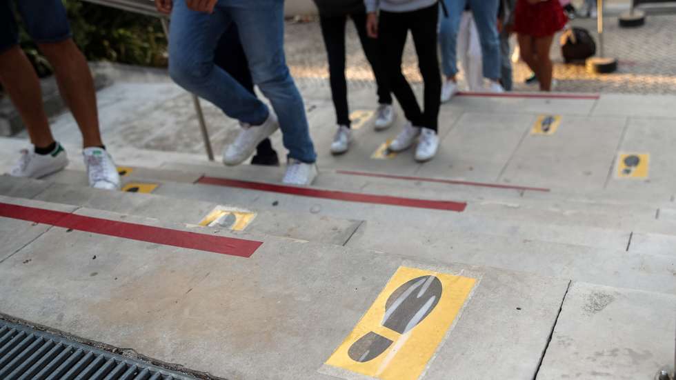 Alunos à entrada da Escola Secundária Infanta Dona Maria, no dia que assinala o regresso às aulas, com as regras no contexto de pandemia da Covid-19, em Coimbra, 17 de setembro de 2020. PAULO NOVAIS/LUSA