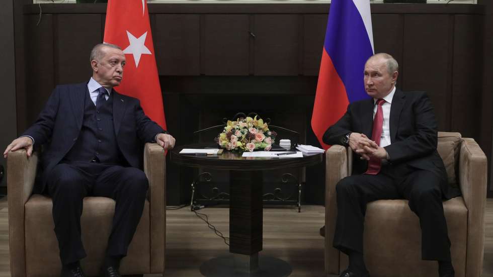 epa09495223 Russian President Vladimir Putin (R) speaks with Turkish President Recep Tayyip Erdogan during their meeting at the Bocharov Ruchei residence in Sochi, Russia, 28 September 2021. According to Vladimir Putin, Russia and Turkey have not already compensated for all the losses in trade during the pandemic year and even increased it. The Russian President noted the successful cooperation of the two countries in Syria and Libya. Also, according to him, Turkey's influence on the situation contributes to reconciliation in Karabakh.  EPA/VLADIMIR SMIRNOV/ SPUTNIK / KREMLIN POOL MANDATORY CREDIT