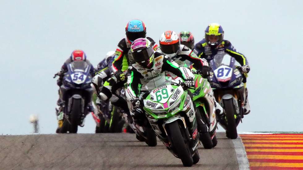 epa09222724 British SuperSport300 rider Tom Booth-Amos (front) of the Fusport - RT Motorsports by SKM - Kawasaki team is on his way to win the Aragon Round race of the FIM Superbike World Championship at Motorland Alcaniz circuit in Alcaniz, northeastern Spain, 23 May 2021.  EPA/Javier Cebollada