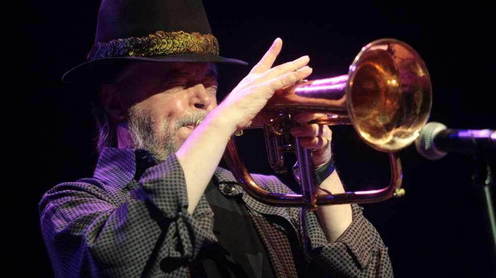 epa02358096 A picture dated 25 September 2010 shows US Jazz tumpeter and flugelhorn player Chuck Mangione performing during his concert in Warsaw, Poland.  EPA/LESZEK SZYMANSKI POLAND OUT