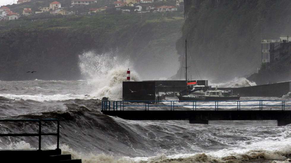 O mau tempo provocou 95 desalojados, levou ao encerramento da atividade letiva na terça-feira e de diversos serviços públicos e privados e condicionou o movimento no aeroporto da Madeira