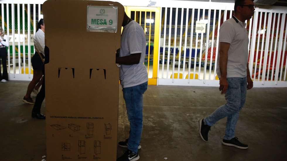 epa10948236 People vote in the regional and local elections in Cali, Colombia, 29 October 2023. Almost 39 million Colombians are called to elect 1102 mayors, 32 department governors, and local representatives.  EPA/Ernesto Guzman