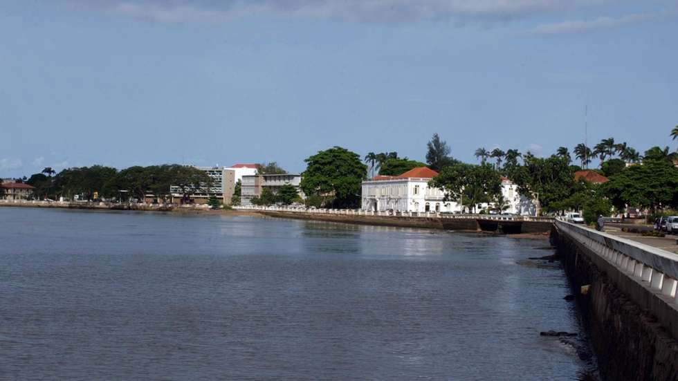 A 26 de julho, a Ação Democrática Independente acusou o presidente do parlamento são-tomense de forçar a aprovação da lei das zonas francas e offshore e incluir o país no grupo de paraísos de crime internacional e lavagem de dinheiro