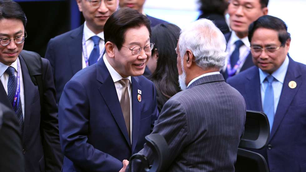epa12485153 South Korea’s President Lee Jae Myung (C-L) and Timor-Leste's Prime Minister Kay Rala Xanana Gusmao (C-R) shake hands during the 26th ASEAN – Republic of Korea (ROK) Summit, as part of the 47th ASEAN Summit in Kuala Lumpur, Malaysia, 27 October 2025.  EPA/Hasnoor Hussain / POOL