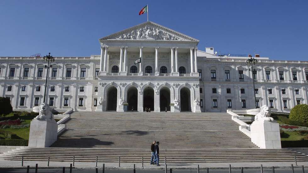 A Petição pela Habitação entende que "o Estado não pode premiar quem transforma casas em ativos financeiros" e que "nenhuma renda deve empurrar uma família para a pobreza"