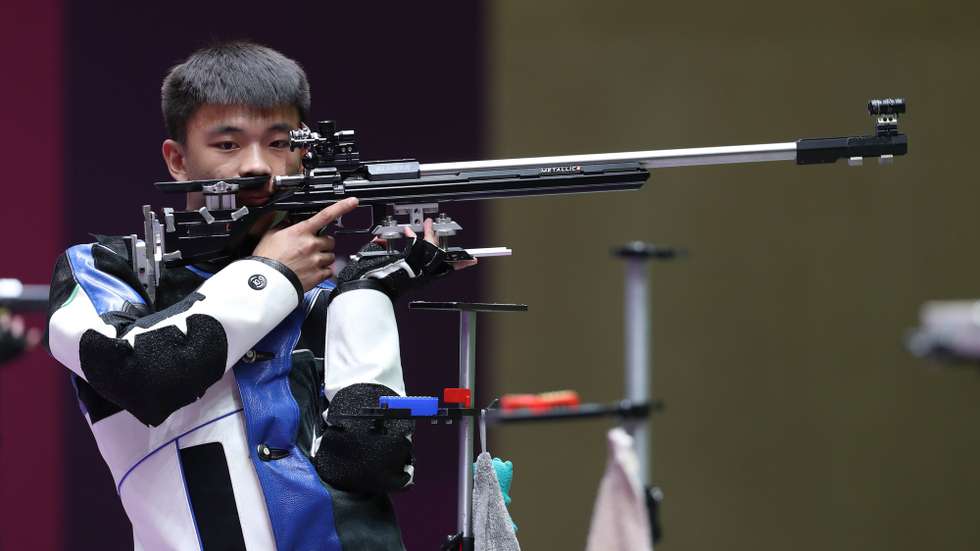 epa09387497 Changhong Zhang of China competes during the 50m Rifle 3 Positions Men's final Victory Ceremony at the Shooting events of the Tokyo 2020 Olympic Games at the Camp Asaka in Nerima, Tokyo, Japan, 02 August 2021.  EPA/HEDAYATULLAH AMID