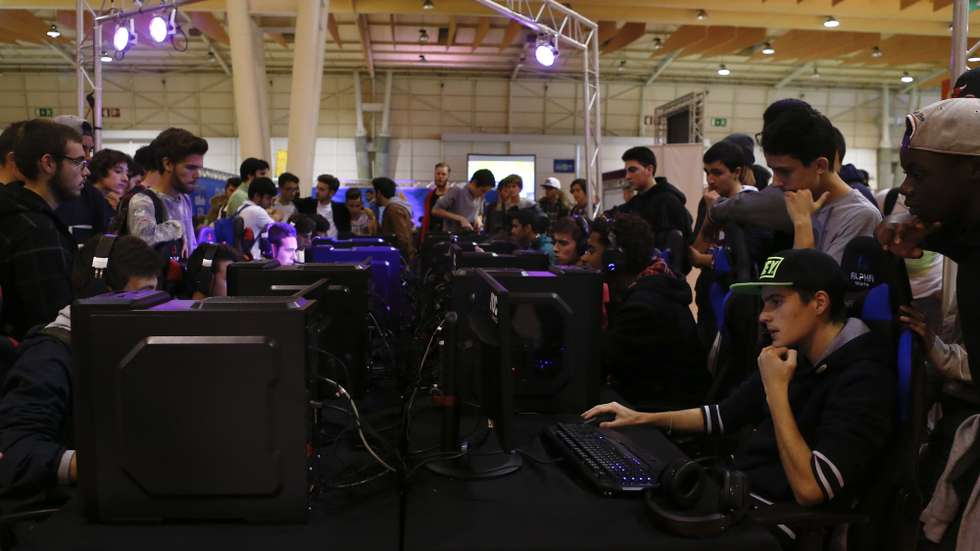 Vários jovens jogam videojogos durante o Lisboa Games Week que é a grande convenção portuguesa de videojogos, tecnologia e entretenimento e é composta por diversas atividades, Lisboa, 05 de novembro de 2015. O Lisboa Games Week prolonga-se até dia 08 de novembro de 2015. ANTÓNIO COTRIM/lLUSA