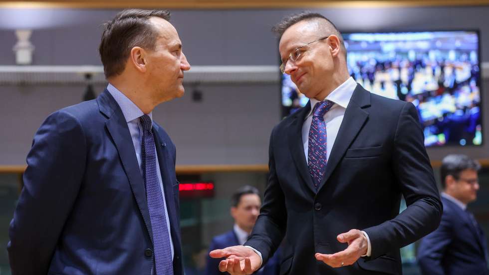 epa11095637 Polish Foreign Minister, Radoslaw Sikorski (L), and Hungarian Minister of Foreign Affairs and Trade, Peter Szijjarto, speak with each other during the European Foreign Ministers Council meeting in Brussels, Belgium, 22 January 2024. The Foreign Affairs Council will hold an exchange of views on the situation in the Middle East. The coucil will hold a meeting with the Israeli Foreign Minister of Foreign Affairs Israel Katz in the morning, the Secretary-General of the League of Arab States Ahmed Aboul Gheit and the Foreign Affairs Minister of the Palestinian National Authority Riyad al-Maliki in the afternoon.  EPA/OLIVIER HOSLET
