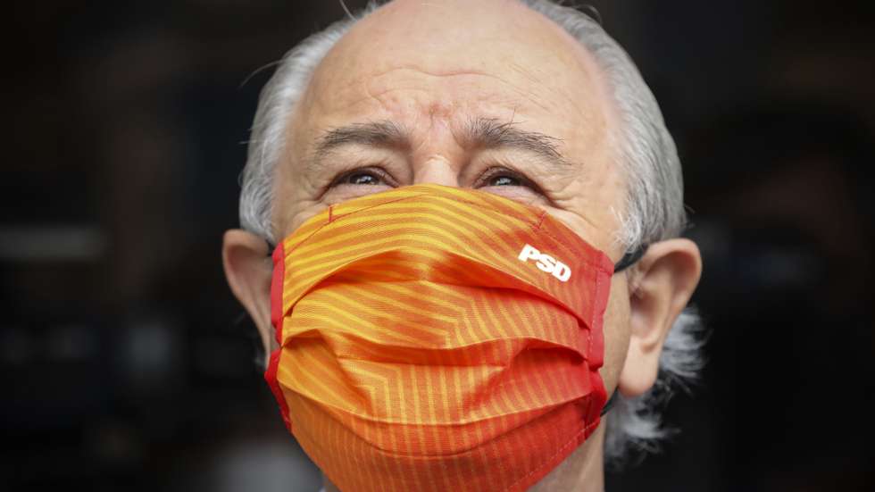 O presidente do Partido Social Democrata (PSD), Rui Rio (E), durante uma ação de campanha em Aguiar da Beira, na Guarda, 15 de setembro de 2021. JOSÉ COELHO/LUSA