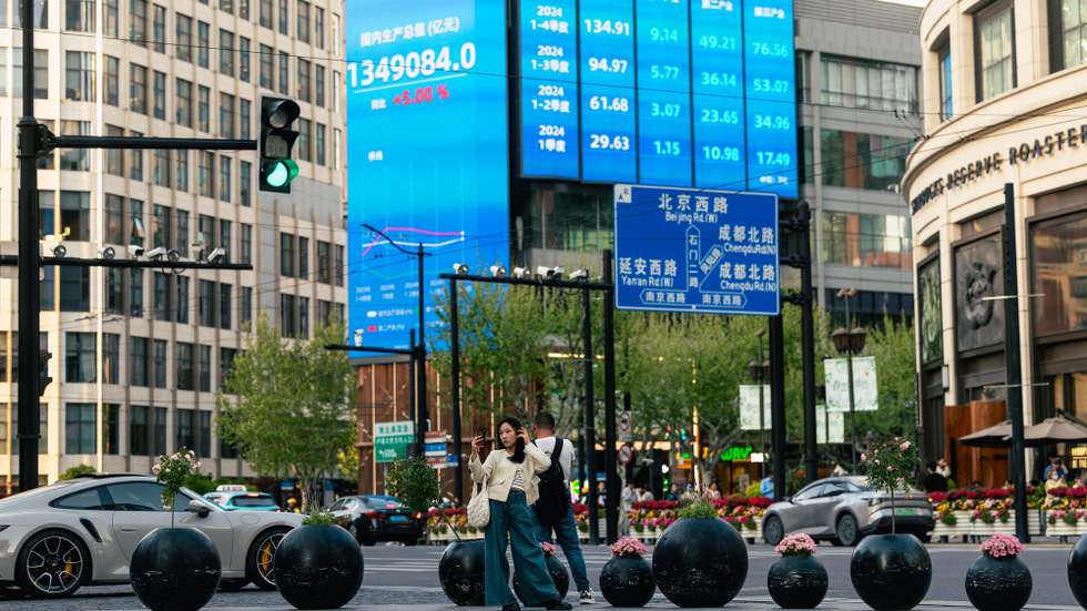 epa12031403 People stand near screens showing the latest stock exchange and economic data in Shanghai, China, 14 April 2025. Shanghai Stock Exchange edged higher at the opening on 14 April as Chinese stock exchanges have introduced daily caps on net share sales by hedge funds and prominent retail investors with an aim to fortify market stability amid the intensifying storm of a trade war with the United States.  EPA/ALEX PLAVEVSKI