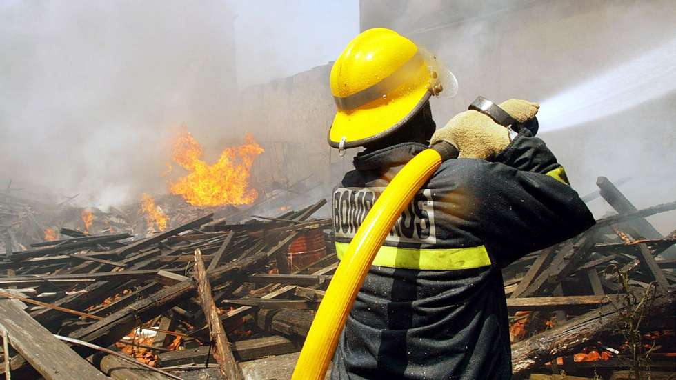 Estão no local 18 operacionais e seis veículos dos bombeiros e PSP de Peniche, no distrito de Leiria