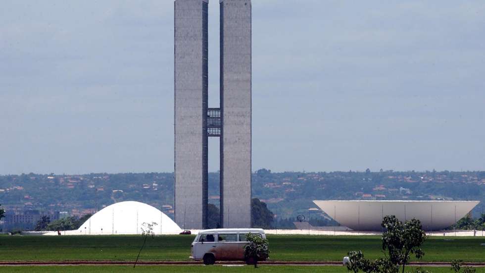 Eleito em 2018 com 863 mil votos para um mandato de oito anos até 2027, disse que irá renunciar ao seu mandato de senador