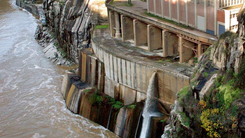 A barragem de Picote, no Douro Internacional, e uma aldeia construida a partir dela ha meio seculo, vao integrar a lista do patrimonio nacional classificado. Sabado 09 de Dezembro de 2006. (ACOMPANHA TEXTO). IVO PIRES / LUSA