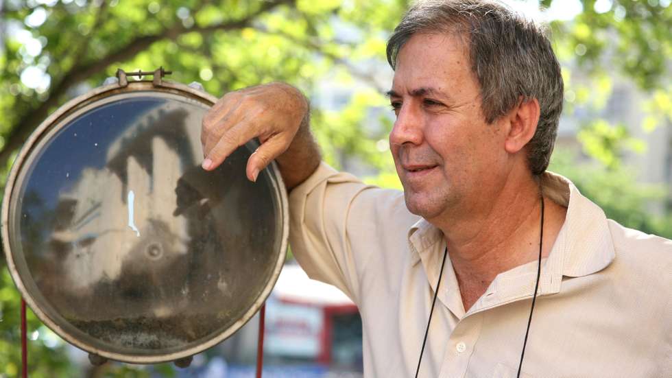 O realizador moçambicano, Sol de Carvalho, autor da 3ª longa metragem moçambicana "O Jardim de Outro Homem", quarta-feira 24 de janeiro de 2007 em Maputo. Este filme produzido pela Promarte (moçambicana), Fado Filmes(Portugal) e Filmes de May (França), marca o renascimento da produção cinematográfica moçambicana. (ACOMPANHA TEXTO)  PEDRO SA DA BANDEIRA/LUSA