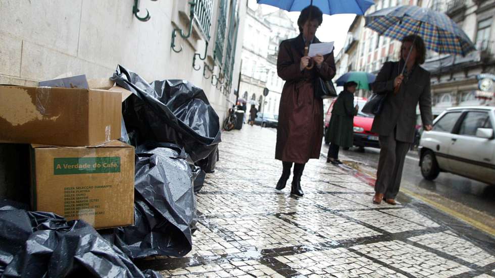 CBR06-20021114-COIMBRA: A adesao dos funcionarios de recolha do lixo a greve da Administracao Publica deixou as ruas de Coimbra cheias de lixo por recolher. FOTO PAULO NOVAIS/LUSA