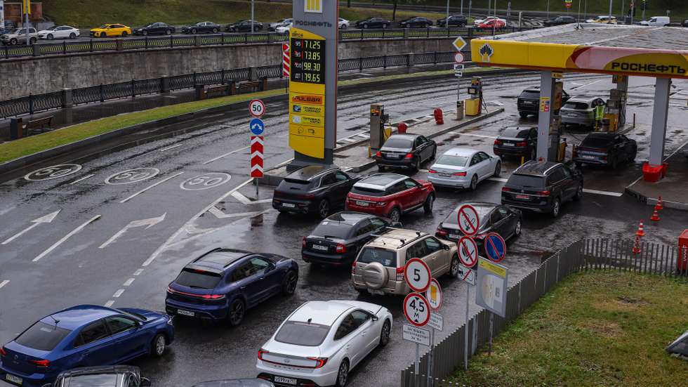 epa13100375 Cars line up at a Rosneft gas station in Moscow, Russia, 09 July 2026. A fuel crisis in Russia, caused by attacks on refineries, has led to shortages in more than half of the regions and a sharp rise in prices at gas stations. The government has imposed a complete ban on fuel exports and permitted the circulation of Euro-3 gasoline. Gasoline prices in Russia increased by 2.11 percent from 30 June to 06 July, while diesel fuel prices increased by 3.35 percent, according to Rosstat.  EPA/SERGEI ILNITSKY