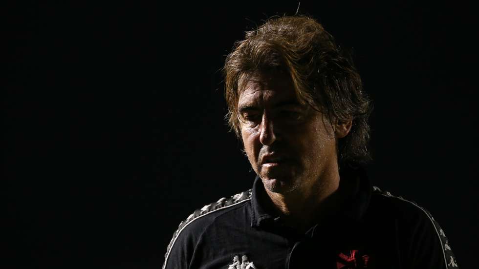 Sá Pinto quebrou uma série de sete jogos sem ganhar seguidos frente ao Santos mas derrota fora com o Athl. Paranaense levou à saída do técnico