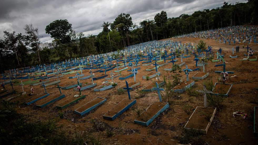 epa08927272 A picture taken from the old area intended for the victims of covid-19 in the public cemetery of Nossa Senhora Aparecida, in Manaos, Amazon, Brazil, 08 January 2021. Brazil registered in the last 24 hours 52,035 new cases of covid-19, surpassing the 8 million contagion mark, a day after having surpassed 200,000 deaths from the pandemic, official sources reported on 08 January.  EPA/Raphael Alves