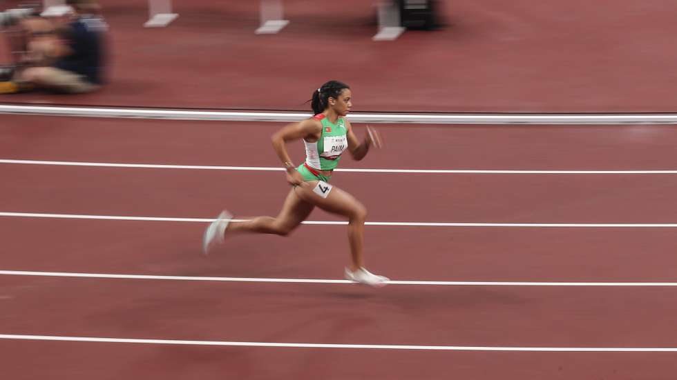 A atleta portuguesa, Carina Paim em ação na prova feminina de 400 metros T20, esta tarde no Estádio Olímpico de Tóquio, nos jogos Paralímpicos de Toquio 2020, Japão, 30 de agosto de 2021. MIGUEL A. LOPES/LUSA