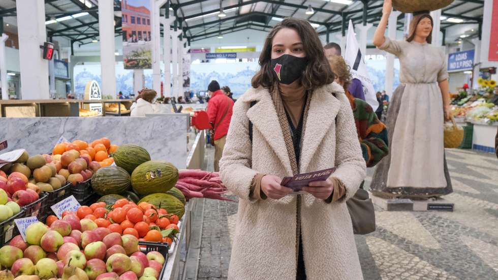 A porta-voz do Movimento Alternativa Socialista (MAS), Renata Cambra, durante uma ação de campanha no mercado do Livramento, no âmbito das próximas eleições legislativas 2022, em Setúbal, 19 de janeiro de 2022. A 30 de janeiro mais de 10 milhões de eleitores residentes em Portugal e no estrangeiro constam dos cadernos eleitorais para a escolha dos 230 deputados à Assembleia da República. RUI MINDERICO/LUSA