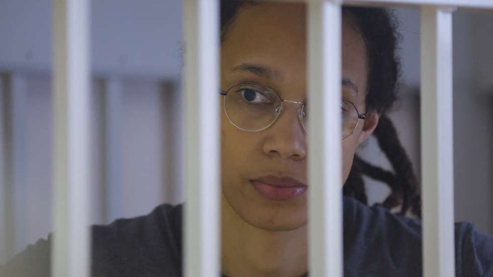 epa10105902 U.S. basketball player Brittney Griner stands inside a defendants' cage before the court's verdict in Khimki City court in Khimki outside Moscow, Russia, 04 August 2022. The Khimki City Court has sentenced Griner to nine years in prison after finding her guilty on charges of drug smuggling.  EPA/EVGENIA NOVOZHENINA / POOL