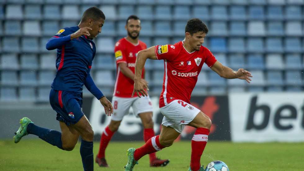 Rafael Ramos (D) do Santa Clara disputa a bola com Samuel Lino do Gil Vicente durante o jogo da Primeira Liga de Futebol, disputado no Estádio de São Miguel em Ponta Delgada, 29 de Agosto de 2021. EDUARDO COSTA/LUSA