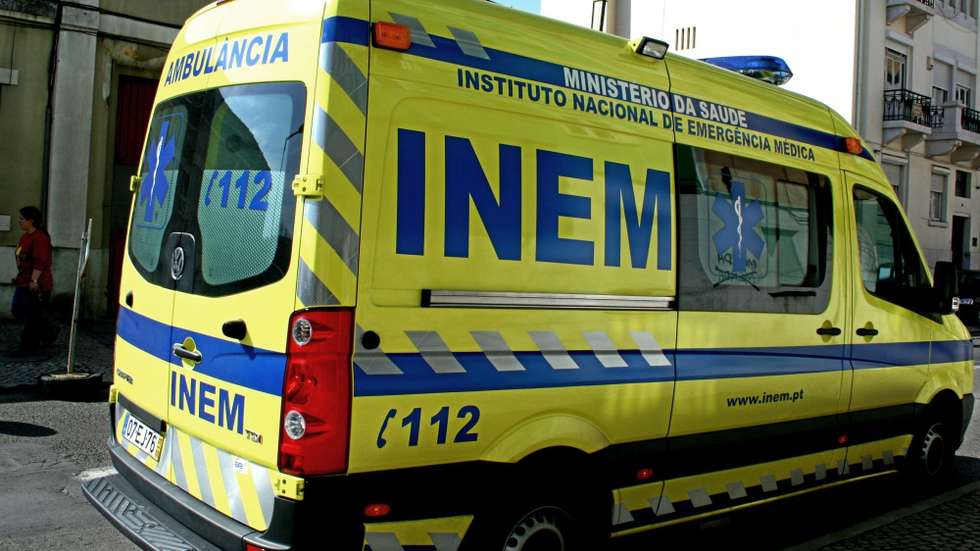 Esta taxa de inoperacionalidade deve-se sobretudo à falta de Técnicos de Emergência Pré-Hospitalar (TEPH). Segundo o documento, o mapa de pessoal previa 1.341 TEPH, mas apenas 1.003 lugares estavam ocupados no final do ano passado