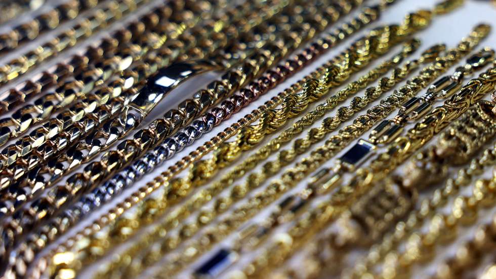 epa12036499 Gold jewellery is displayed for sale at a gold dealers in Hatton Garden in London, Britain, 17 April 2025. Gold has been seen as a safe investment asset amid the economic uncertainty caused by the trade war between the US and China. The price of the precious metal has risen by around a third since the start of the year, reaching a high of 3,357.40 US dollar an ounce on 16 April.  EPA/NEIL HALL