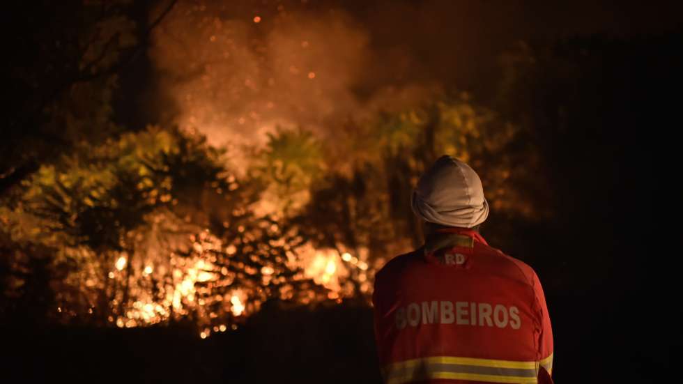 Incêndio na Serra da Estrela em Folgosinho, Gouveia durante a madrugada de hoje. O incêndio deflagrou no sábado no concelho da Covilhã e alastrou para Manteigas, Gouveia, Guarda e Celorico da Beira. No combate ao incêndio da Serra da Estrela estão dezenas de bombeiros. 12 de agosto de 2022. NUNO ANDRÉ FERREIRA/LUSA.